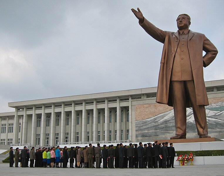 File:Visitors Paying Their Respects To Kim Il-Sung.jpg