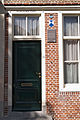 Opschrift "de gecroonde Liefde" op de deurpost. This is an image of rijksmonument number 37726