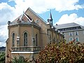 Vue de l'abside, de l'école et du clocher