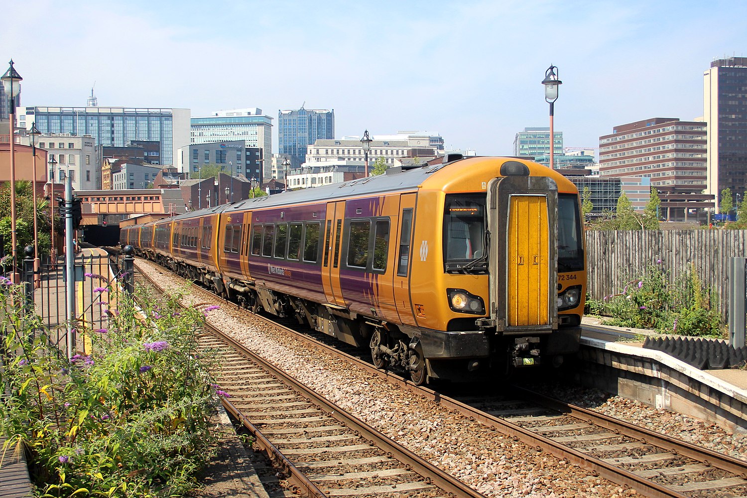 File:London Northwestern Railway branded train 15 19 15 597000.jpeg -  Wikipedia