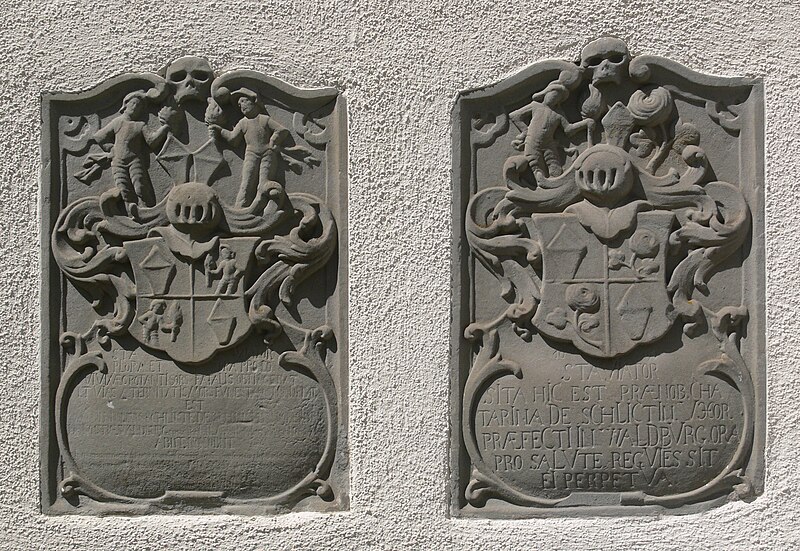 File:Waldburg Pfarrkirche außen Epitaphe.jpg