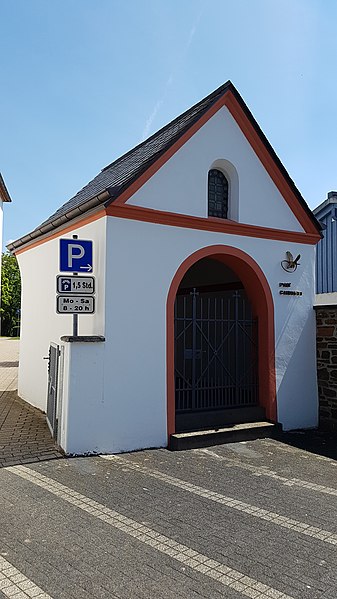 File:Wegekreuz bei der Kirche.jpg