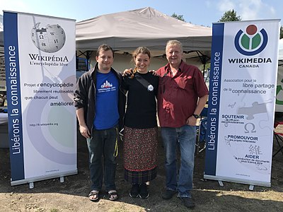 Group photo in front of the Wikimedia Canada's kiosk during the 2017 pow-wow of the Manawan Atikamekw Community