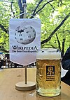 Wikipedia-Wimpel auf einem "Stammtisch"