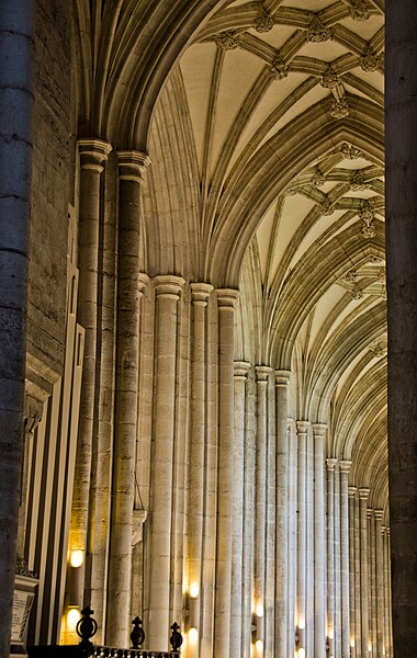File:Winchester cathedral (9600705419).jpg