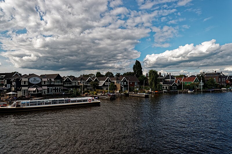 File:Zaandijk - Julianabrug - View NW on Gortershoek & River Zaan.jpg