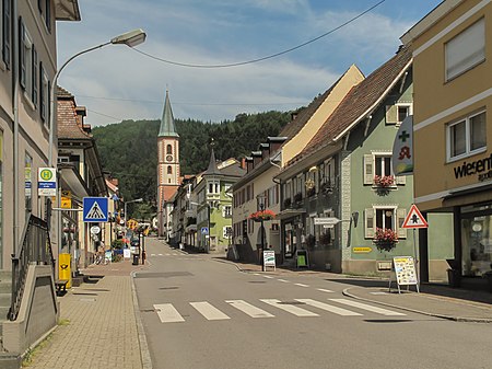 Zell im Wiesental, straatzicht met katholische Stadtpfarrkirche foto3 2013-07-26 13.00.jpg