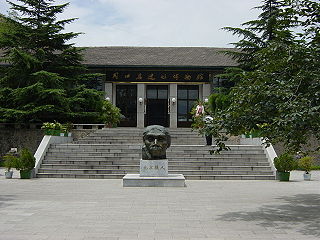 Tapak Manusia Peking di Muzium Zhoukoudian - (di ambil Julai 2004).Di tengah rupa Manusia Peking.