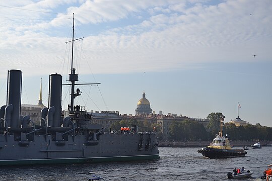 Буксировката на „Аврора“ по Нева