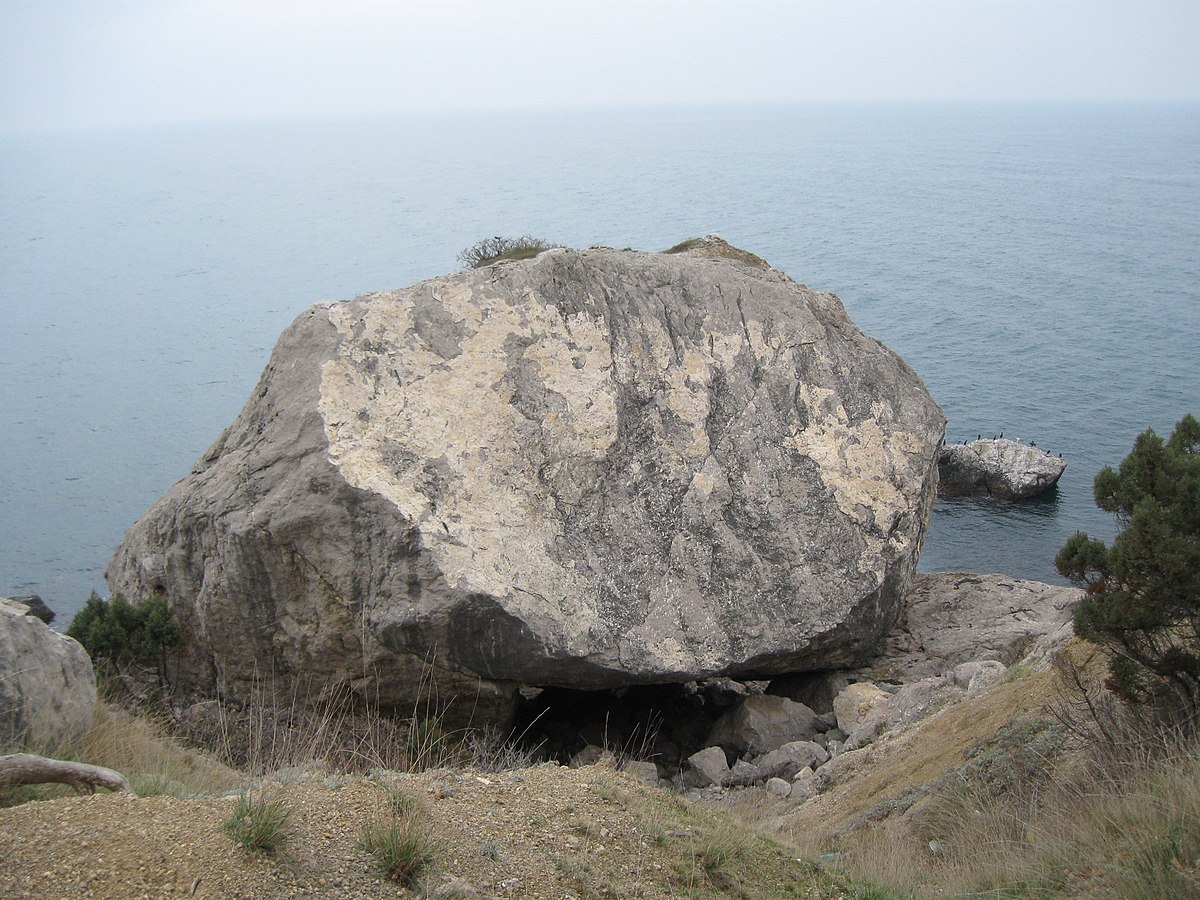 Одиноко стоящая каменная глыба кроссворд. Глыба. Гарганская глыба. Глыба в Геленджике. Пермская глыба Симферополь.