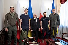 左から一人おいて、ポーランドのマテウシュ・モラヴィエツキ首相、同国のヤロスワフ・カチンスキ元首相、ウォロディミル・ゼレンスキー大統領、シュミハリ（2022年6月1日）