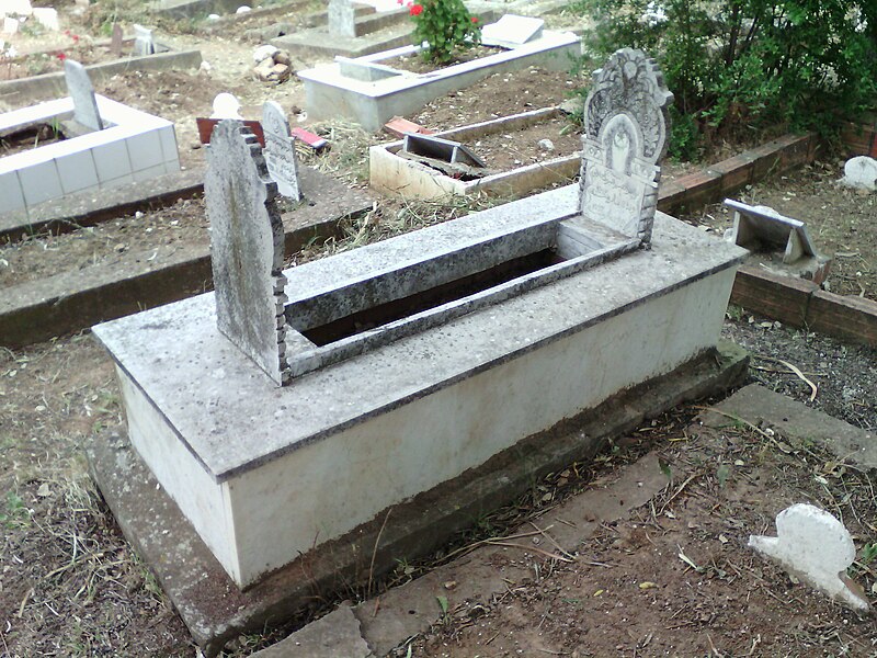 File:قبر الإمام الفقيه المفتي المالكي إبراهيم بوسحاقي (1912-1997).jpg