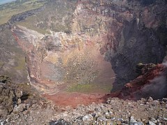 山頂火口にある竪坑状火孔（2008年）