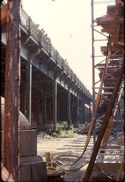 File:031L29250877 Stadt, Floridsdorfer Brücke, stadteinwärts, links alte Brücke, rechts Neubau.jpg