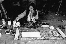 Viola Schöpes kreativer Ausdruck während ihrer Studienreise in der Wüste Mali. Sie verarbeitet in ihren Werken u. a. die Lautschrift der Tuarek.