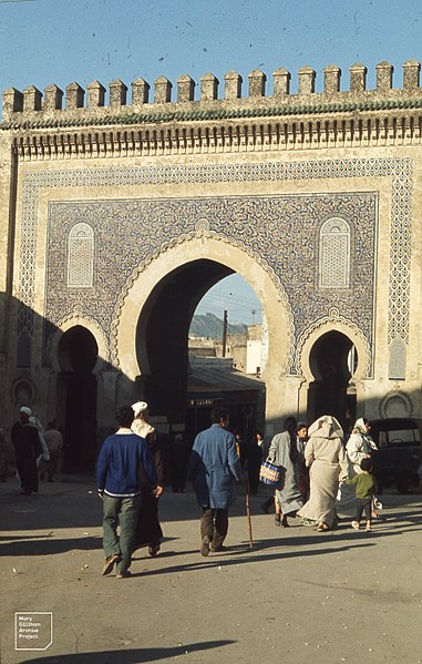 File:14th Century gate leading into Fes Medina or old Arab city (37086039373).jpg