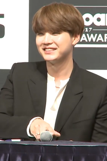 170529 Suga at a press conference for he BBMAs (4).png