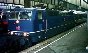 181 201 (blau) in Stuttgart Hbf 2005 vor dem Nachtzug aus Paris