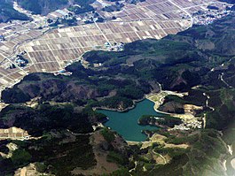 藤沼ダムの空中写真（2009年撮影。決壊前の状態）