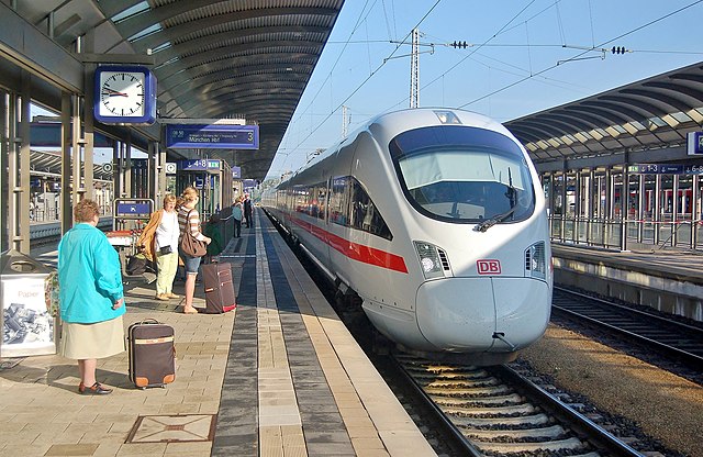 An ICE T arrives at platform 3 with an Intercity-Express to München Hbf in 2006
