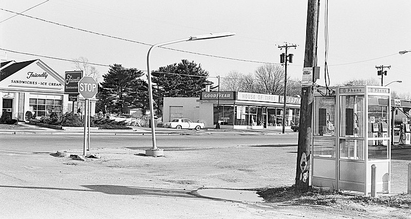 File:78 Friendly's Ice Cream on Main Street, Bay Shore NY 1979.jpg