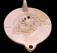 Léda et le cygne sur une lampe du IIIe siècle ap. J.-C., Musée de l'Agora antique d'Athènes