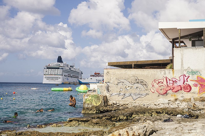 File:A man doing a cannonball nearby docked cruise ship, Norwegian Dawn, in Cozumel, Mexico.jpg