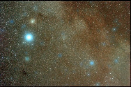 Звездное поле в созвездии Орла. Справа от астеризма, который составляют α, β и γ Орла, видна δ Орла