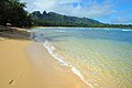 Anahola Bay é uma praia de mergulho e natação com piscinas claras e um longo recife de coral