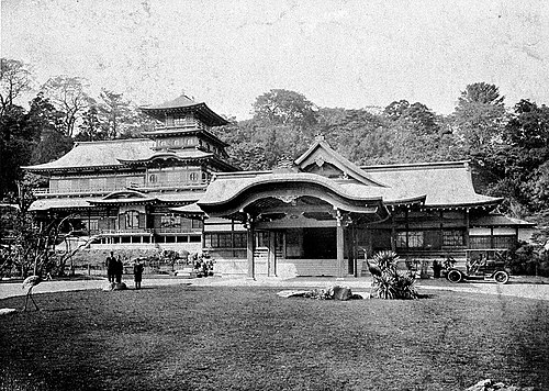 1909年に東京三田に新築された自邸「紫雲閣」。戦災で焼失するまで、家族の住居のほか、外国賓客の迎賓館として使われた。Wikipediaより