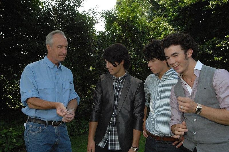 File:Assignment- 48-DPA-08-18-08 SOI K Jonas Bros) Secretary Dirk Kempthorne (and aides joined by pop music stars), the Jonas Brothers--Kevin, Joe, and Nick--for work on Public Service A - DPLA - 96cb1cebf2903733307ce100eb8a5a68.JPG