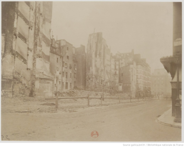 Eugène Atget, Rue du Petit Pont (1908). Démolition du côté pair, photographie prise à l'angle de la rue Galande en direction du Petit-Pont.