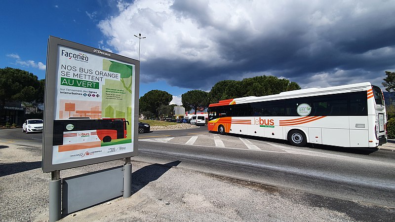 File:Autocar au gaz naturel des Lignes de l'agglo avenue des Caniers à Aubagne.jpg