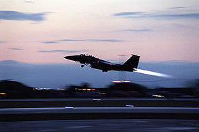 Un F-15E Strike Eagle décolle de la base aérienne d'Aviano, en Italie, pour une mission de frappe aérienne à l'appui de l'opération Allied Force de l'OTAN, le 28 mars 1999.