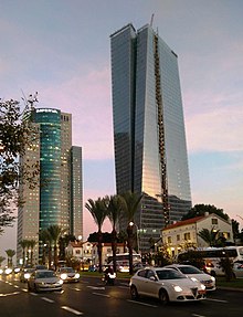 Im Vordergrund der Azrieli Sarona Tower (2016) im Stadtteil Sarona