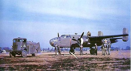 Tập_tin:B-25_refuelling.jpg