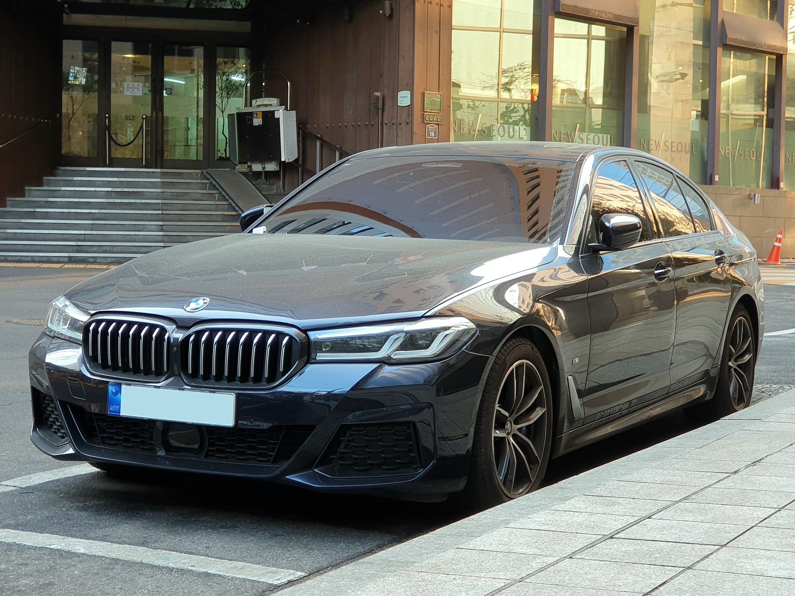 File:BMW G30 LCI 520i M Sport Black Sapphire Metallic (5).jpg