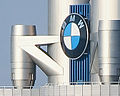 Dettaglio sul logo BMW in cima alla torre