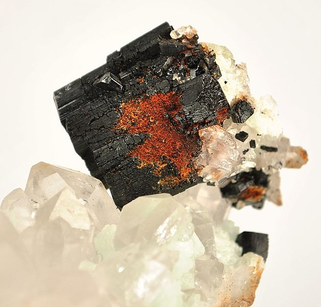 File:Babingtonite-Prehnite-Quartz-286329.jpg