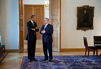 Presidents Barack Obama and Joachim Gauck at Bellevue, in the background a version of Graff's portrait of Frederick the Great