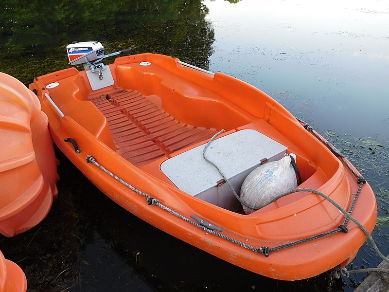 File:Barque en plastique orange.jpg