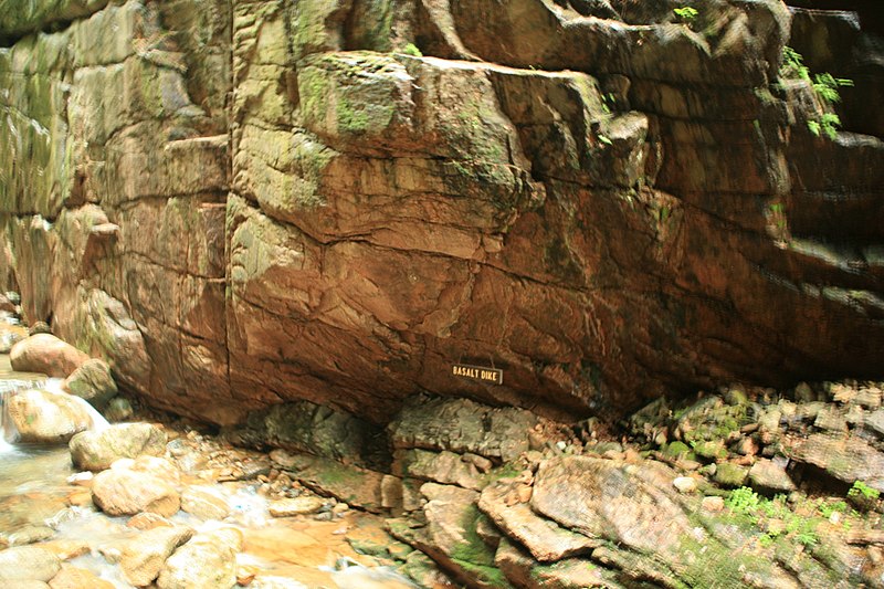 File:Basalt Dike (3371384999).jpg