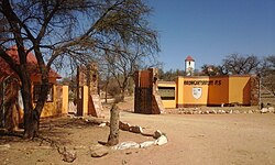 Eingang des Hofes Baumgartsbrunn in Zentral-Namibia