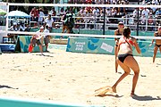 Deutsch: Beachvolleyball bei den Olympischen Jugendspielen 2018; Tag 9, 15. Oktober 2018; Mädchen, Viertelfinale: USA-Spanien 2–1 (21–19/17–21/15–9) English: Beach volleyball at the 2018 Summer Youth Olympics at 15 October 2018 – Girls Quarterfinals: USA-Spain 2–1 (21–19/17–21/15–9)