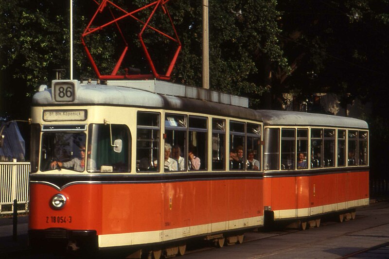 File:Berlin Grünau, BVB Großraumwagen nr 218 054-3 ,July 1992.jpg