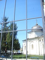Biserica Sf. Nicolae oglindita intr-o constructie noua (2).JPG