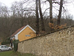 Former gravedigger's house and cemetery wall