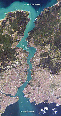 Der Bosporus, im unteren Teil des Bildes İstanbul, das sowohl in Europa (links) als auch in Asien (rechts) liegt. Links unten das Goldene Horn.