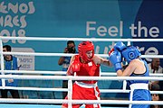 Deutsch: Boxen bei den Olympischen Jugendspielen 2018 Tag 12, 18. Oktober 2018 - Finale Leichtgewicht Mädchen – Oriana Saputo (Argentinien, blau) schlägt Emma Lawson (Australien, rot) 5-0; Ringrichter ist José Romero (Spanien). English: Boxing at the 2018 Summer Youth Olympics on 18 October 2018 – Girls' lightweight Bronze Medal Bout – Oriana Saputo (Argentina, blue) wins over Emma Lawson (Australie, red) 5-0; Referee is José Romero (Spain). Español: Boxeo en los Juegos Olímpicos Juveniles de Verano de 2018 en 18 de octubre de 2018 - Combate de medalla de bronce de las niñas: Oriana Saputo (Argentina, azul) gana a Emma Lawson (Australie, roja) 5-0; Árbitro es José Romero (España).