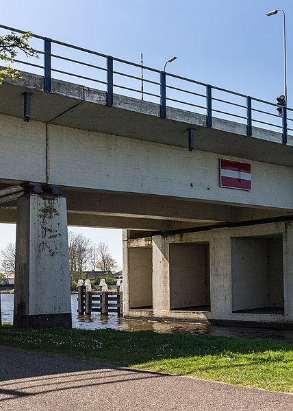 File:Brug Uitwellingerga over het Prinses Margrietkanaal (actm.) 15.jpg